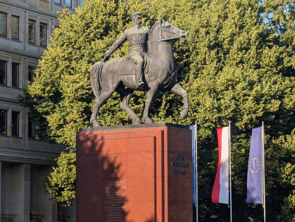 Konny pomnik Józefa Piłsudskiego przy gmachu Sejmu Śląskiego w Katowicach