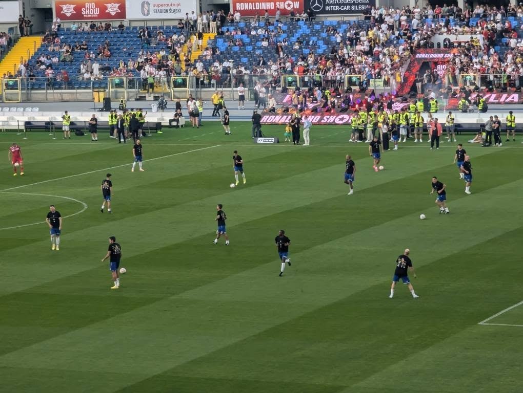 Rozgrzewka drużyny Brazylii przed Meczem Legend na Stadionie Śląskim