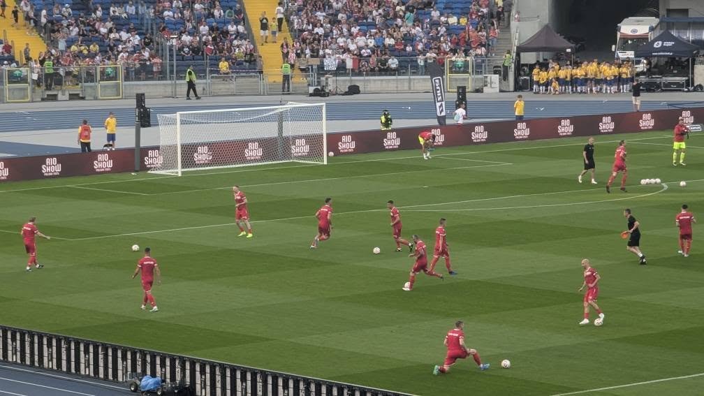 Rozgrzewka reprezentacji Polski legend na murawie Stadionu Śląskiego