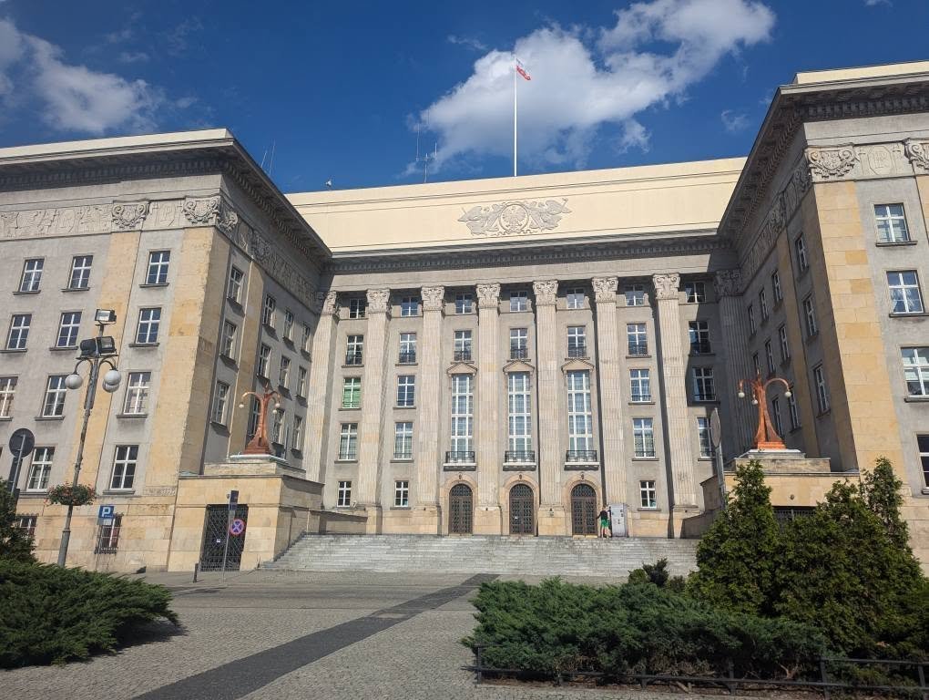 Monumentalny gmach Sejmu Śląskiego w Katowicach z kolumnadą nad wejściem