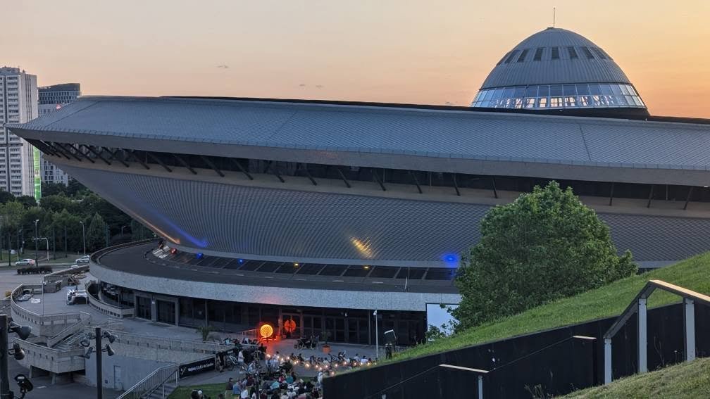 Spodek w Katowicach o zachodzie słońca widziany z trawiastego dachu Międzynarodowego Centrum Kongresowego