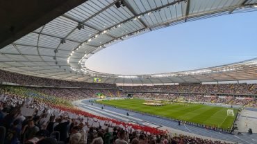 Wnętrze Stadionu Śląskiego w Chorzowie z pełnymi trybunami przed Meczem Legend Polska–Brazylia