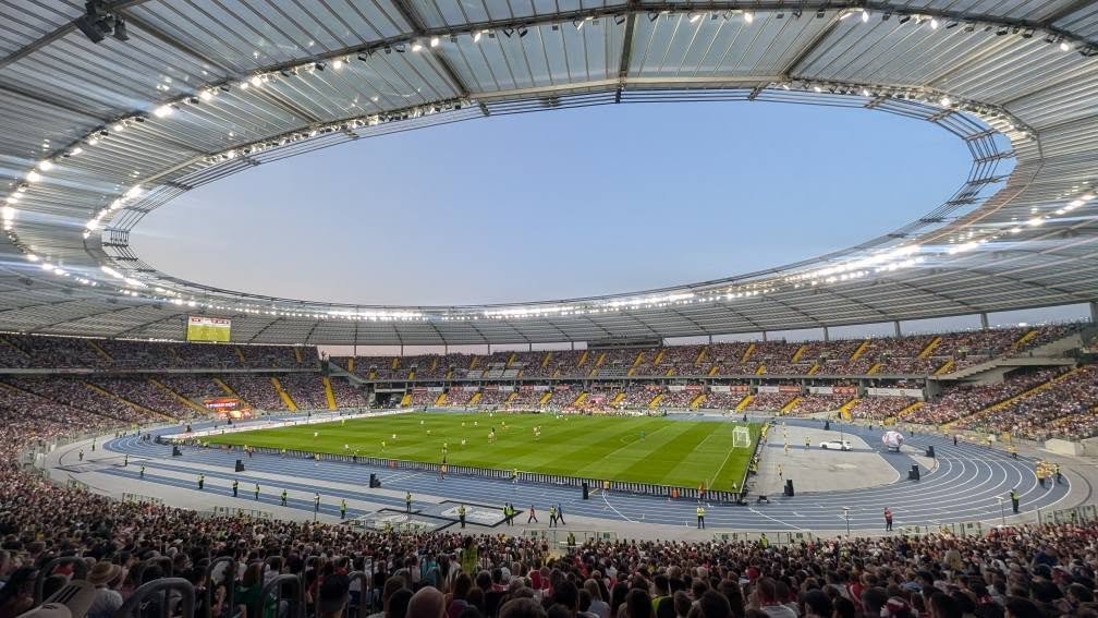 Stadion Śląski pod zadaszeniem wieczorem w trakcie Meczu Legend