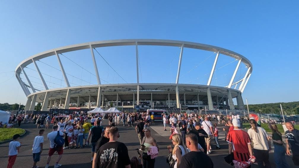 Tłum kibiców przed Stadionem Śląskim w Chorzowie przed Meczem Legend