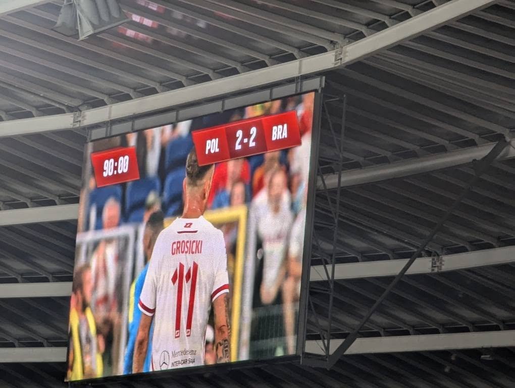 Telebim na Stadionie Śląskim z wynikiem 2:2 w 90. minucie i Kamilem Grosickim