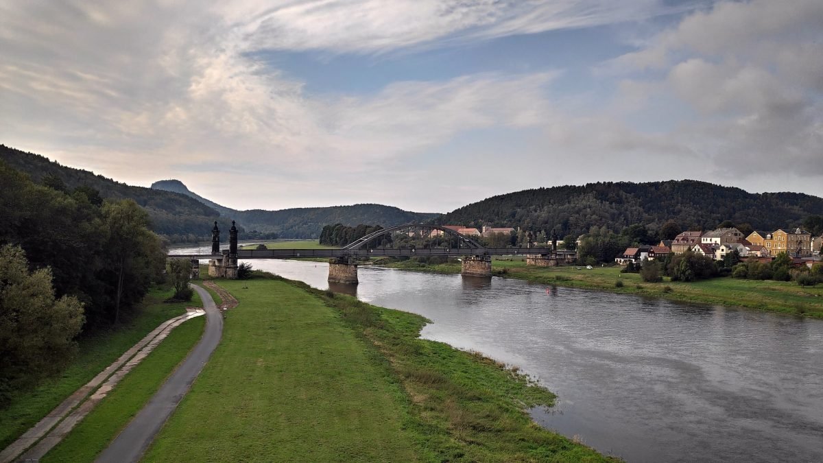 Bad Schandau nad Łabą – most Carolabrücke, w tle wzgórze Lilienstein