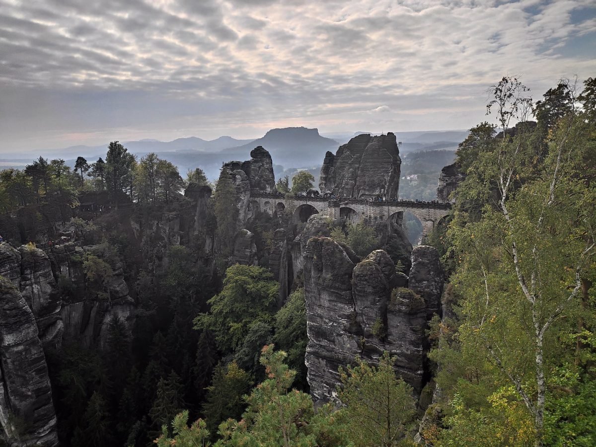 Most Basteibrücke wśród piaskowcowych skał Saksońskiej Szwajcarii