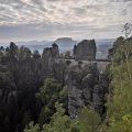 Most Basteibrücke wśród piaskowcowych skał Saksońskiej Szwajcarii