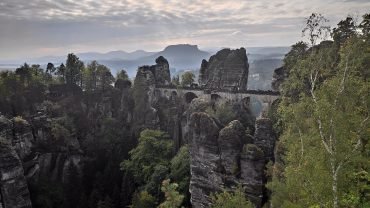 Most Basteibrücke wśród piaskowcowych skał Saksońskiej Szwajcarii