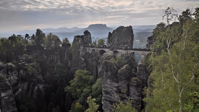 Most Basteibrücke wśród piaskowcowych skał Saksońskiej Szwajcarii