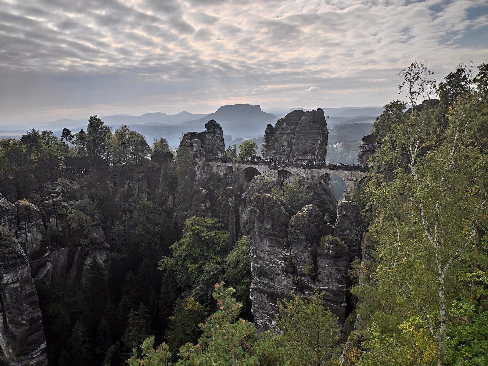Most Basteibrücke wśród piaskowcowych skał Saksońskiej Szwajcarii