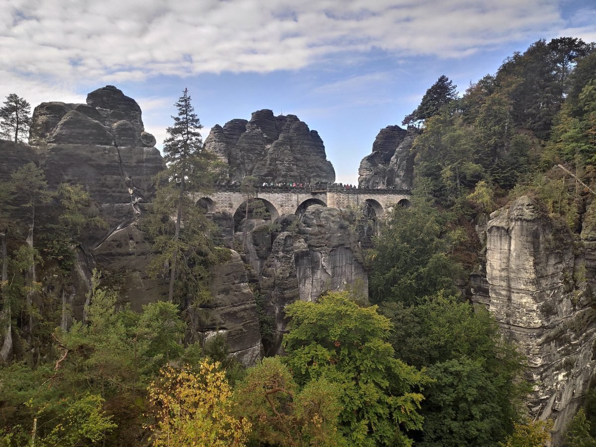 Most Basteibrücke widziany z ruin skalnej twierdzy Neurathen