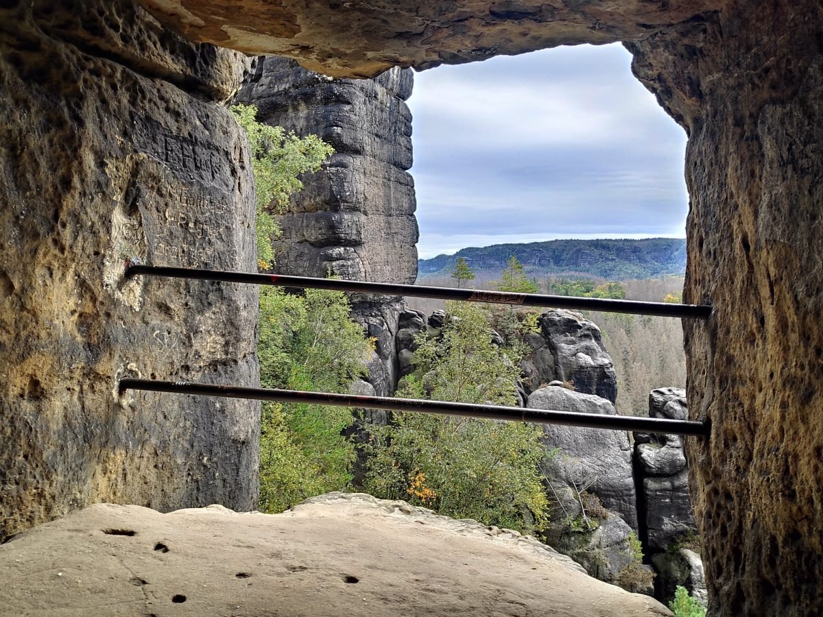 Widok z jaskini krawca (Schneiderloch) na skalne turnie