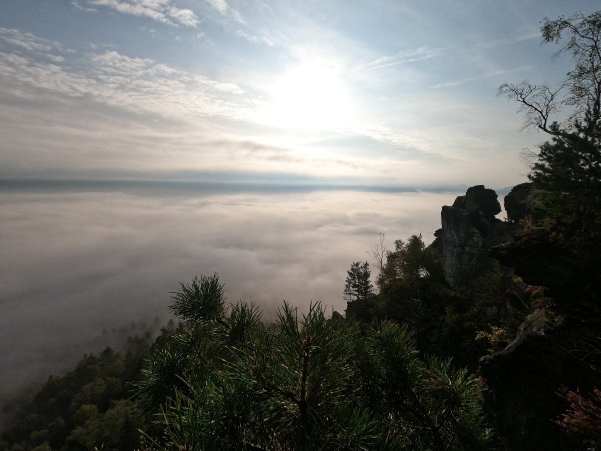 Widok z Lilienstein (415 m) na zamgloną dolinę Łaby