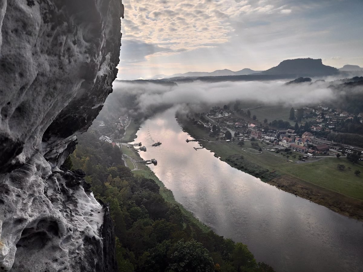 Punkt widokowy w drodze na most Bastei – widok na Łabę, Kurort Rathen i Niederrathen