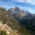 Widok z Paintbrush Divide w dół Cascade Canyon na Grand Teton