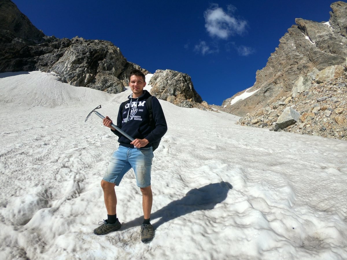 Z czekanem na polu śnieżnym w drodze na South Teton