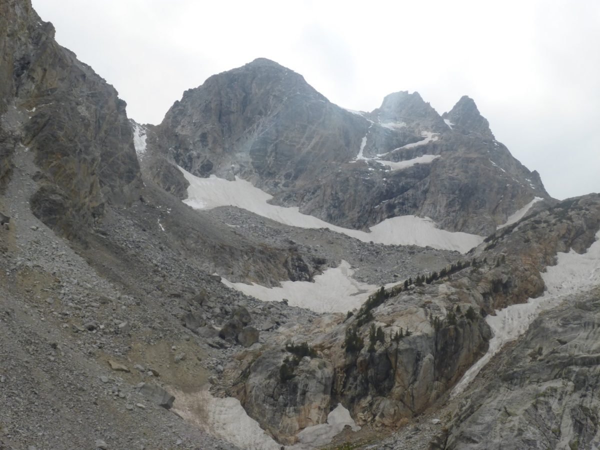 Płaty śniegu w górnej części Garnet Canyon