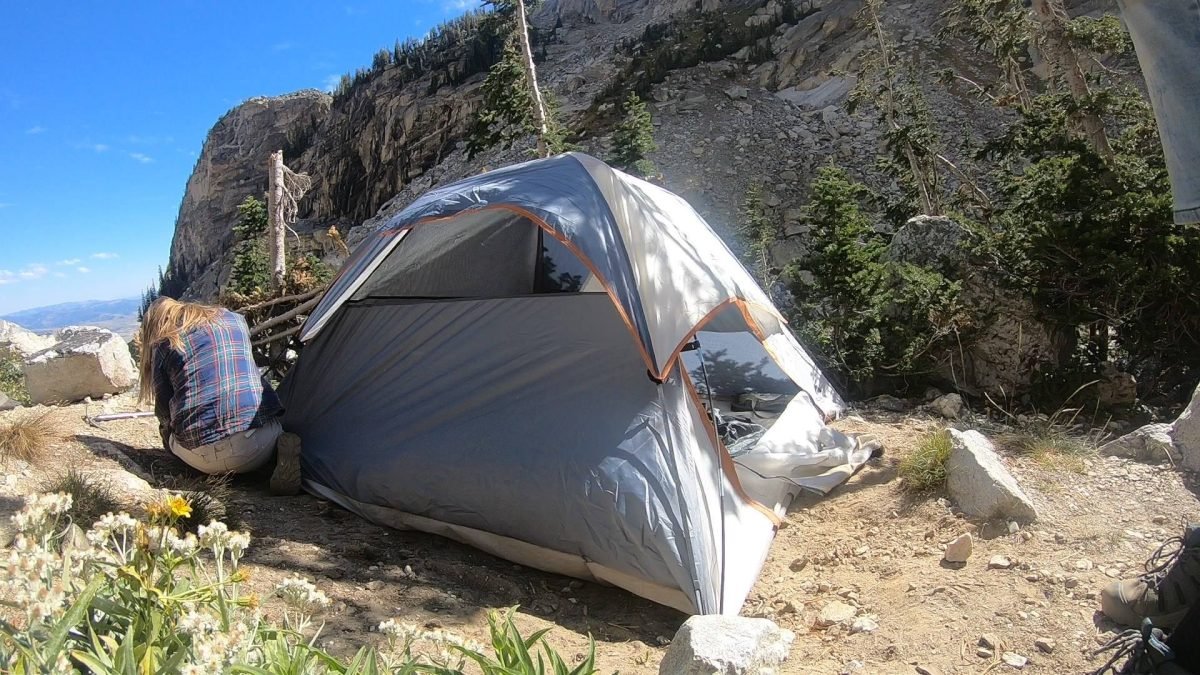 Namiot na obozowisku w Garnet Canyon pod South Teton
