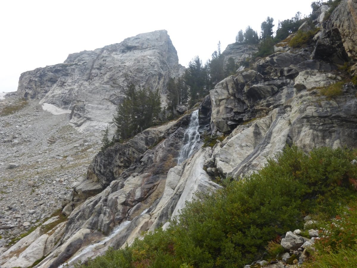 Skalne ściany i strumień w Garnet Canyon