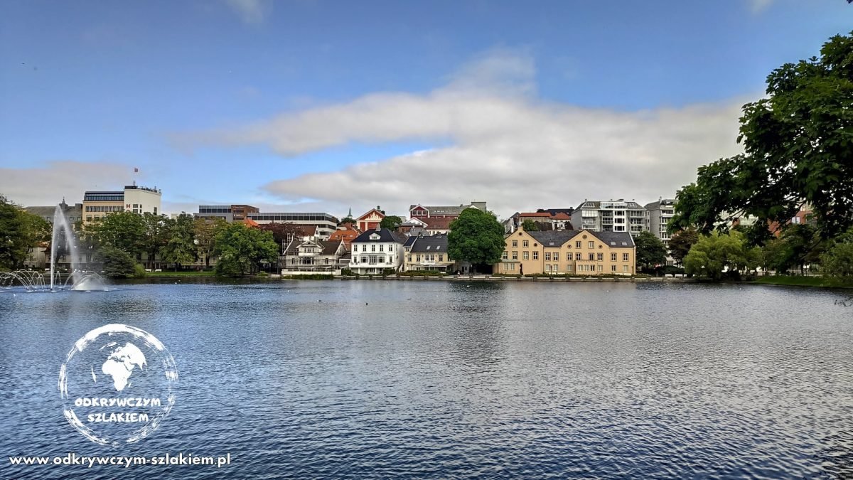 Jezioro Breiavatnet z fontanną i park Byparken w centrum Stavanger