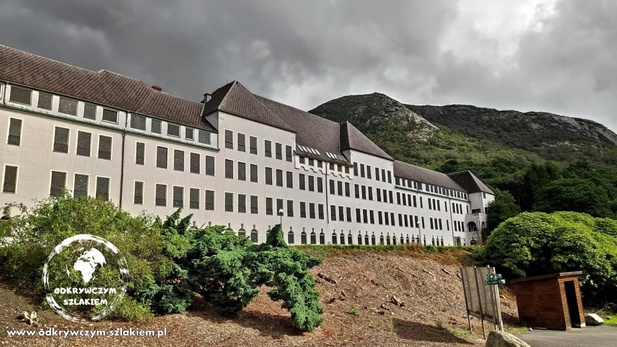 Budynek dawnego szpitala psychiatrycznego w Dale nad Gandsfjordem