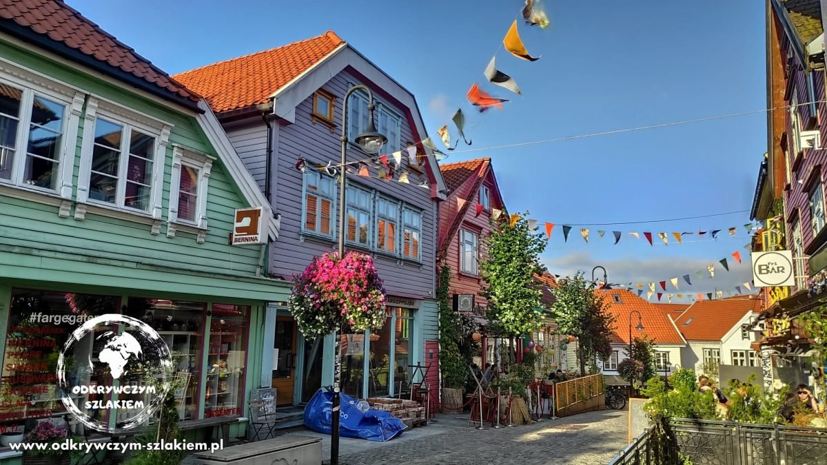 Kolorowe drewniane domy przy ulicy Øvre Holmegate w centrum Stavanger