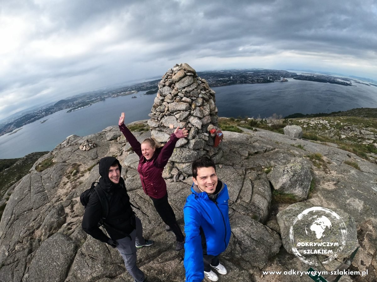 Na szczycie Lifjellvarden przy kamiennym kopcu, w tle fjord i Stavanger