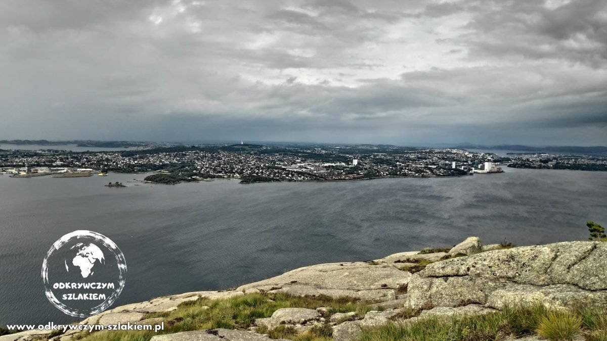 Widok ze zbocza Lifjell na Gandsfjord i Stavanger po drugiej stronie wody