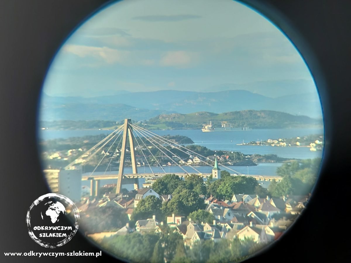 Widok przez lunetę z Vålandstårnet na most wantowy i wyspy wokół Stavanger