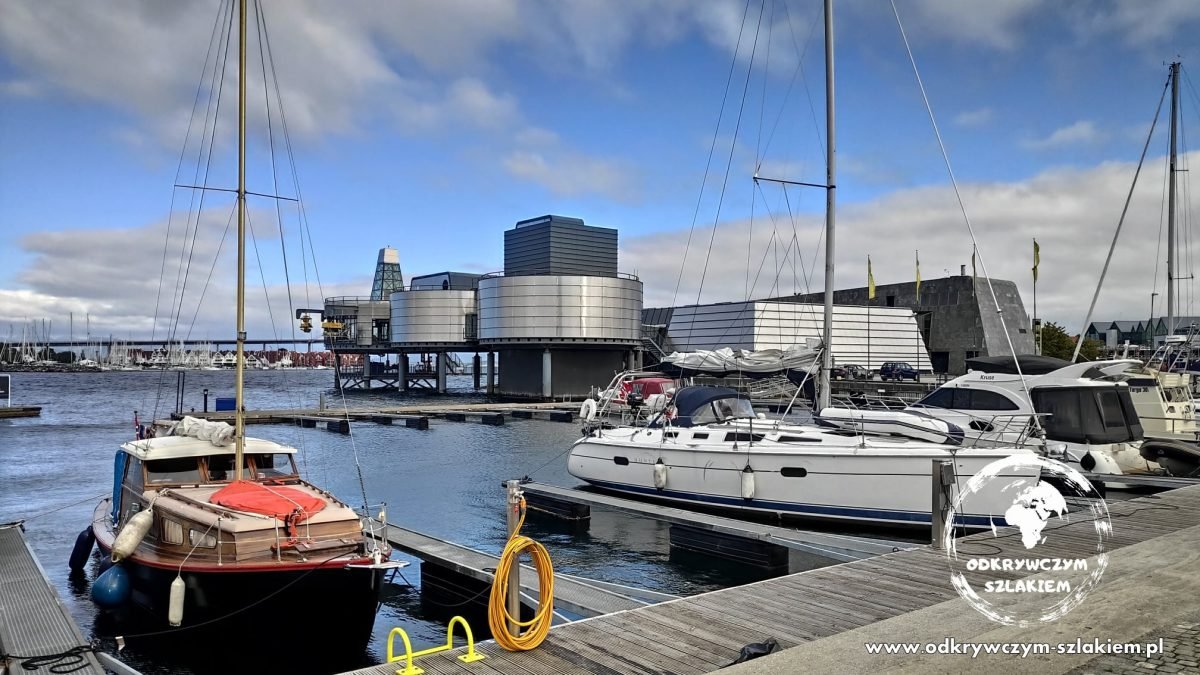Norweskie Muzeum Ropy Naftowej nad portem w Stavanger – budynek przypominający platformę wiertniczą