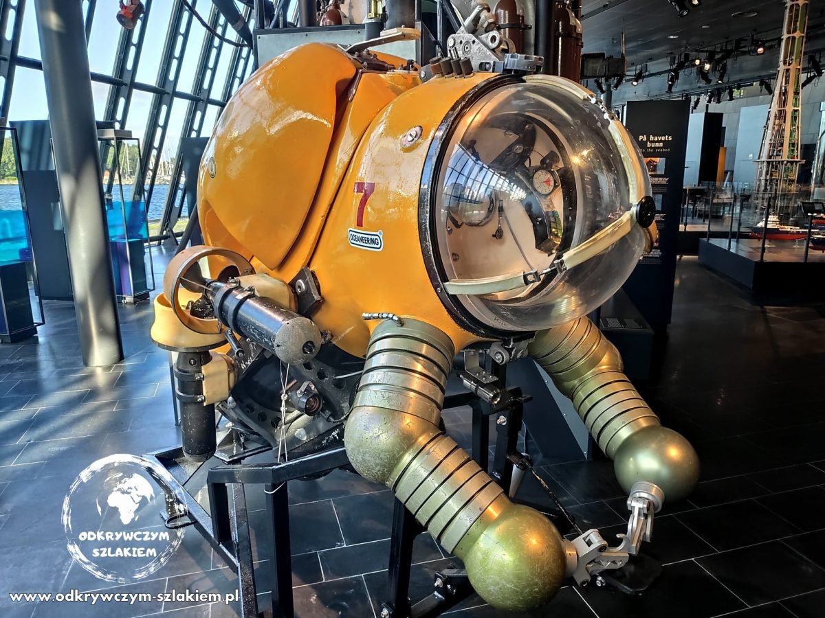 Żółty skafander do prac podwodnych przy budowie platform w Norweskim Muzeum Ropy Naftowej