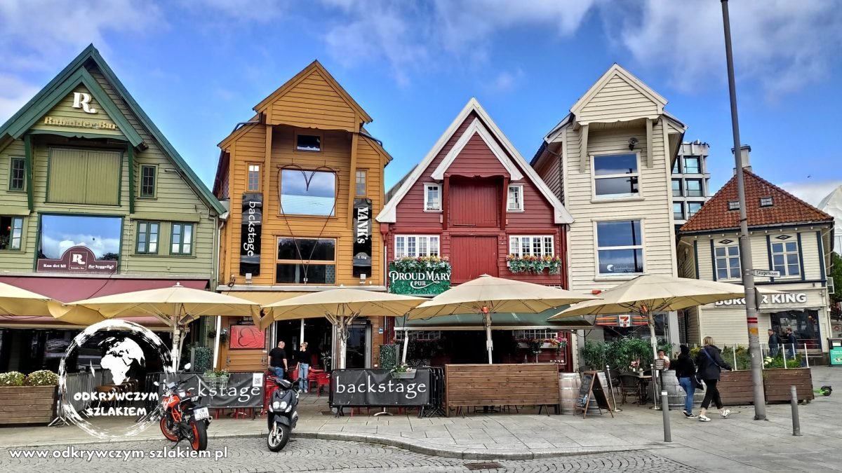 Kolorowe drewniane kamienice z restauracjami i ogródkami w centrum Stavanger