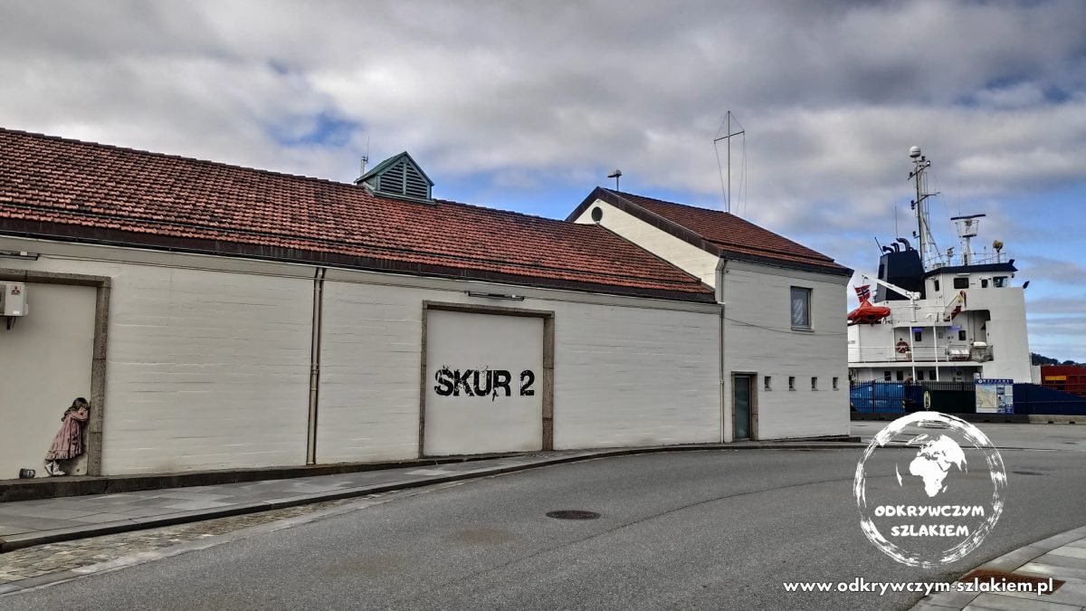 Magazyn portowy SKUR 2 i statek w porcie Stavanger