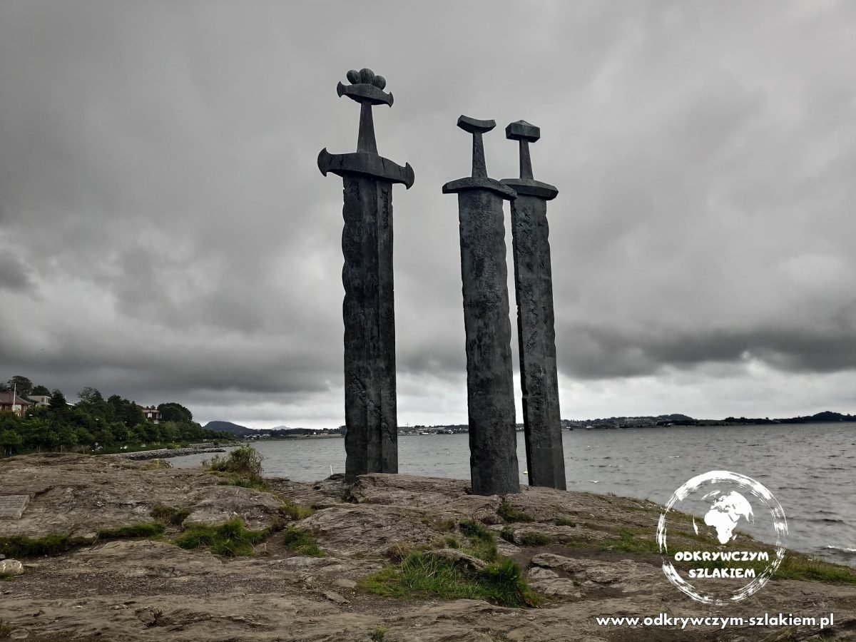 Pomnik Sverd i fjell – trzy dziesięciometrowe miecze z brązu nad Hafrsfjordem w Stavanger