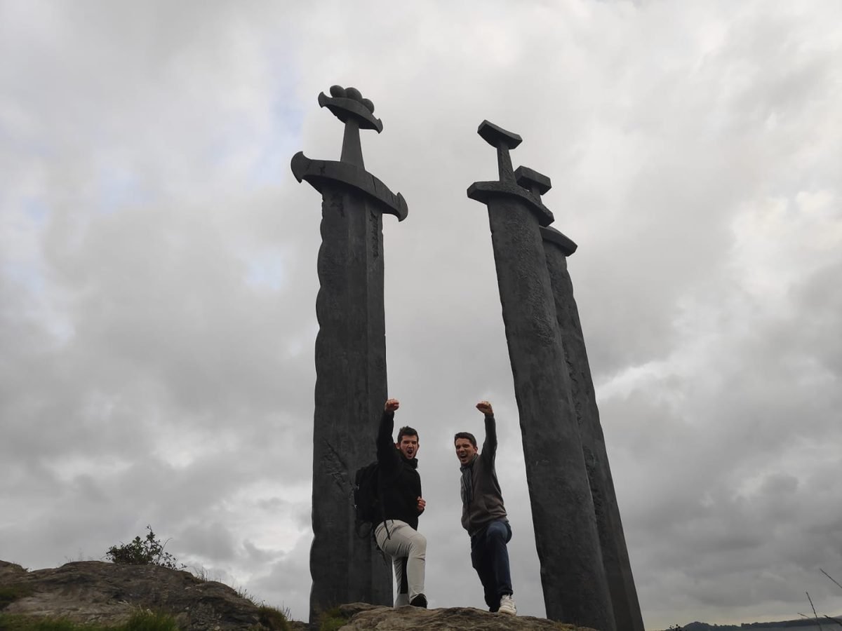 Pod pomnikiem Sverd i fjell pierwszego dnia pobytu w Stavanger w 2021 roku