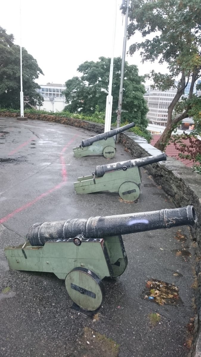Stare armaty na wzgórzu Valberget obok wieży Valbergtårnet
