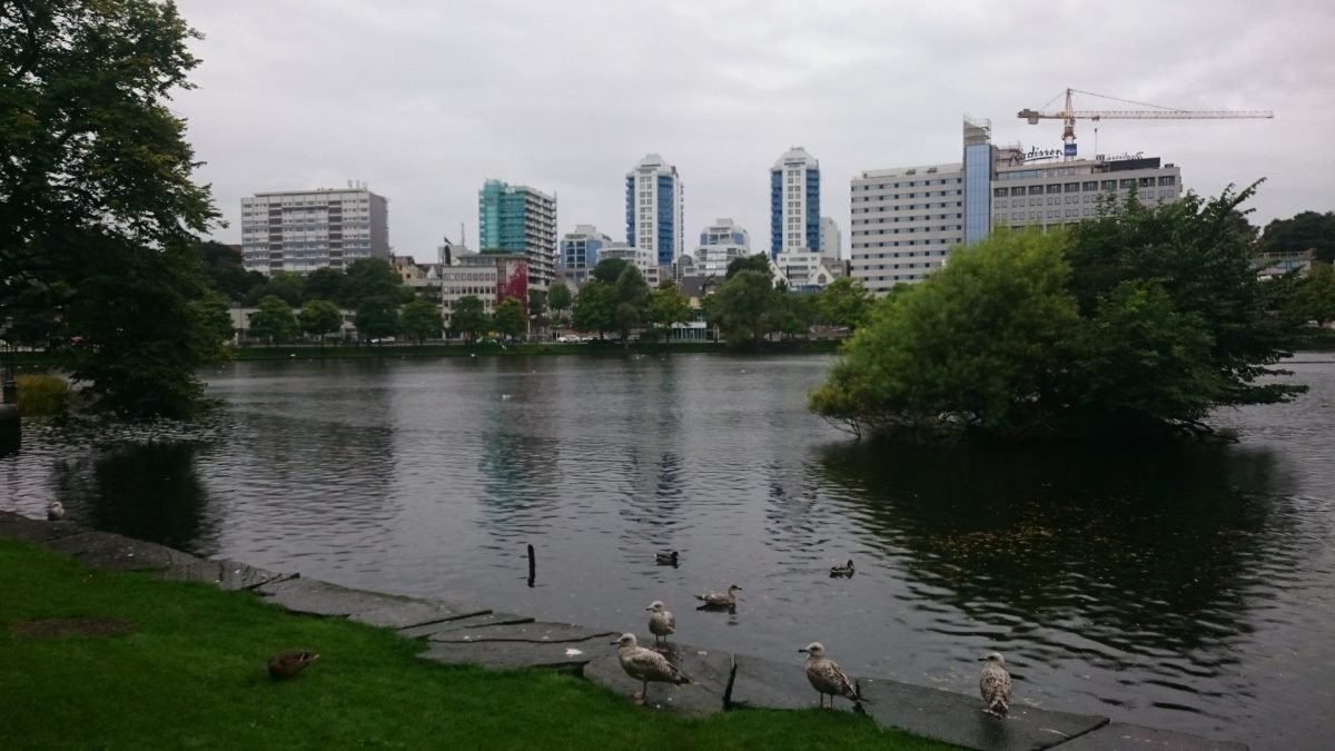 Jezioro Breiavatnet i nowoczesne budynki centrum Stavanger (2017)