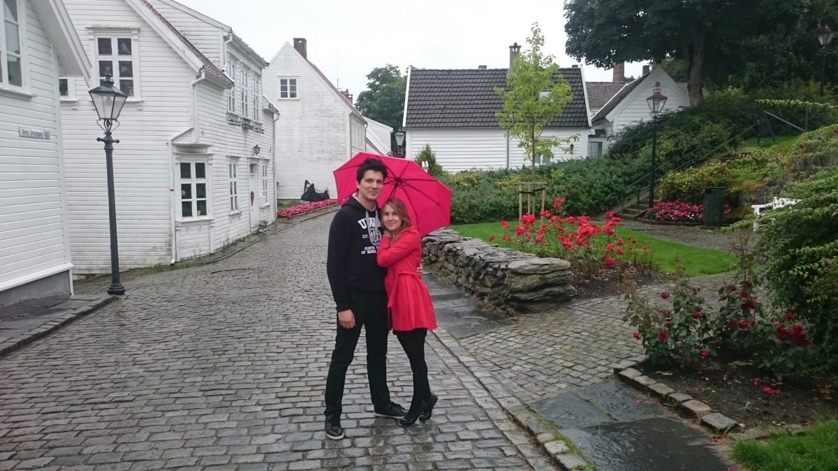 Uliczka w Gamle Stavanger w deszczu, pod czerwonym parasolem (wrzesień 2017)
