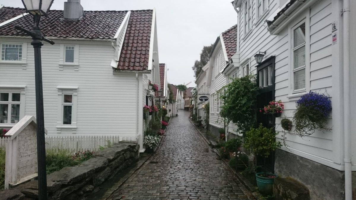 Uliczka z latarnią i białymi domami w Gamle Stavanger po deszczu (2017)
