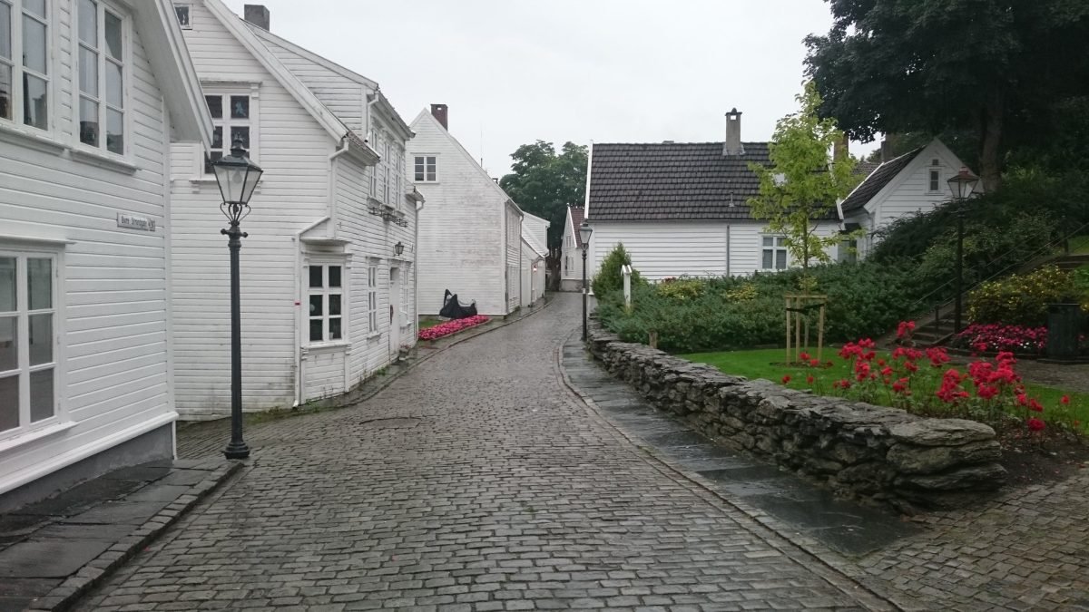 Brukowana uliczka z białymi domami w Gamle Stavanger (2017)