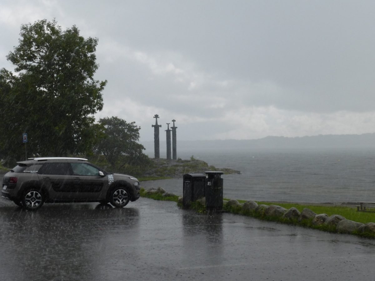 Pomnik Sverd i fjell nad Hafrsfjordem w deszczu we wrześniu 2017 roku