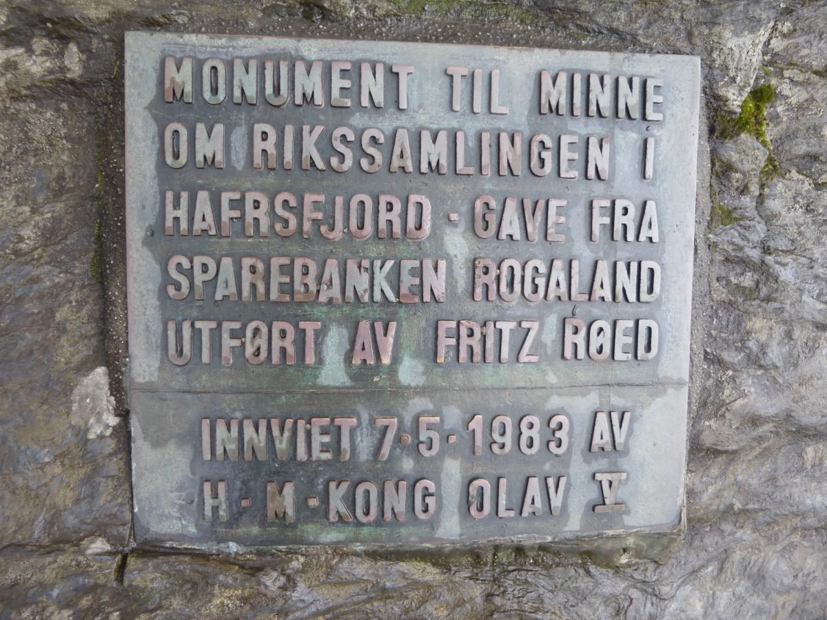Tablica przy pomniku Sverd i fjell – dzieło Fritza Røeda odsłonięte w 1983 roku przez króla Olafa V