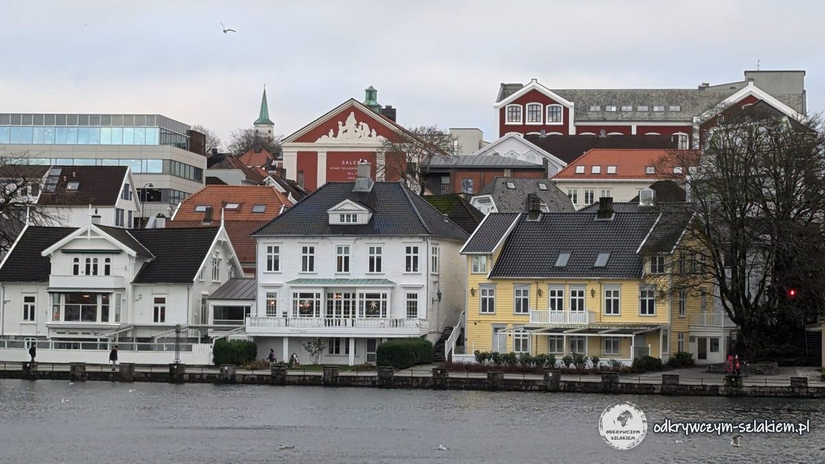 Jezioro Breiavatnet i kolorowe drewniane domy w centrum Stavanger w grudniu
