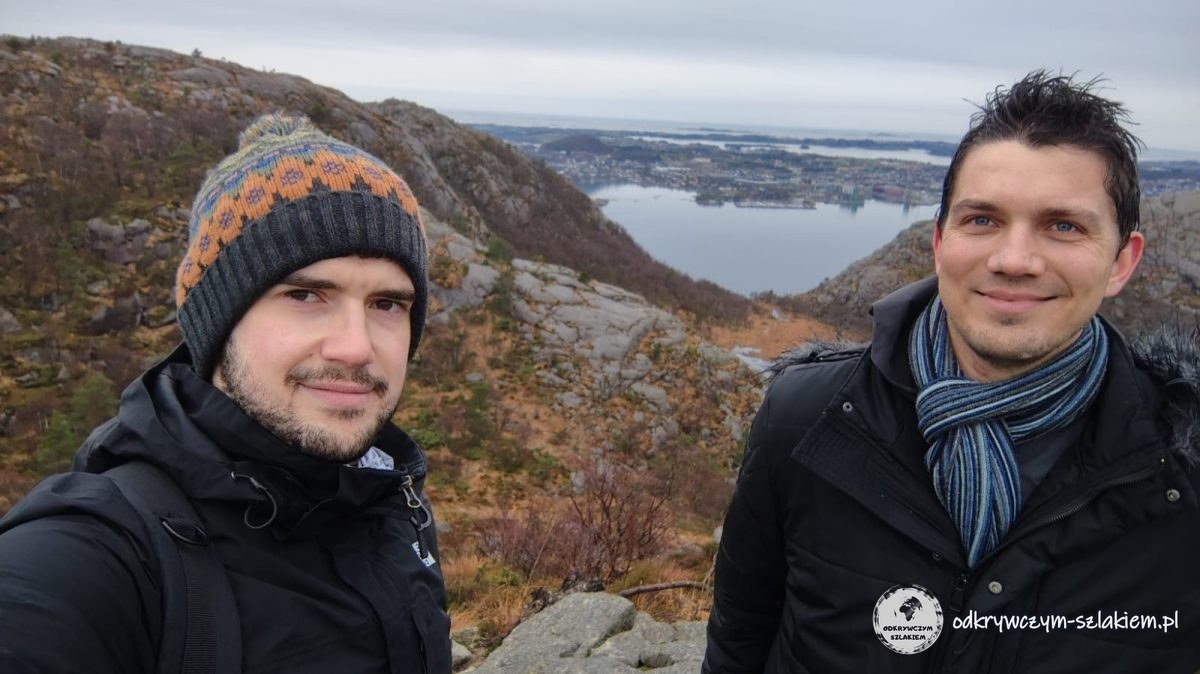 Z Michałem na szlaku nad Dale, w tle fjord i zabudowa Stavanger