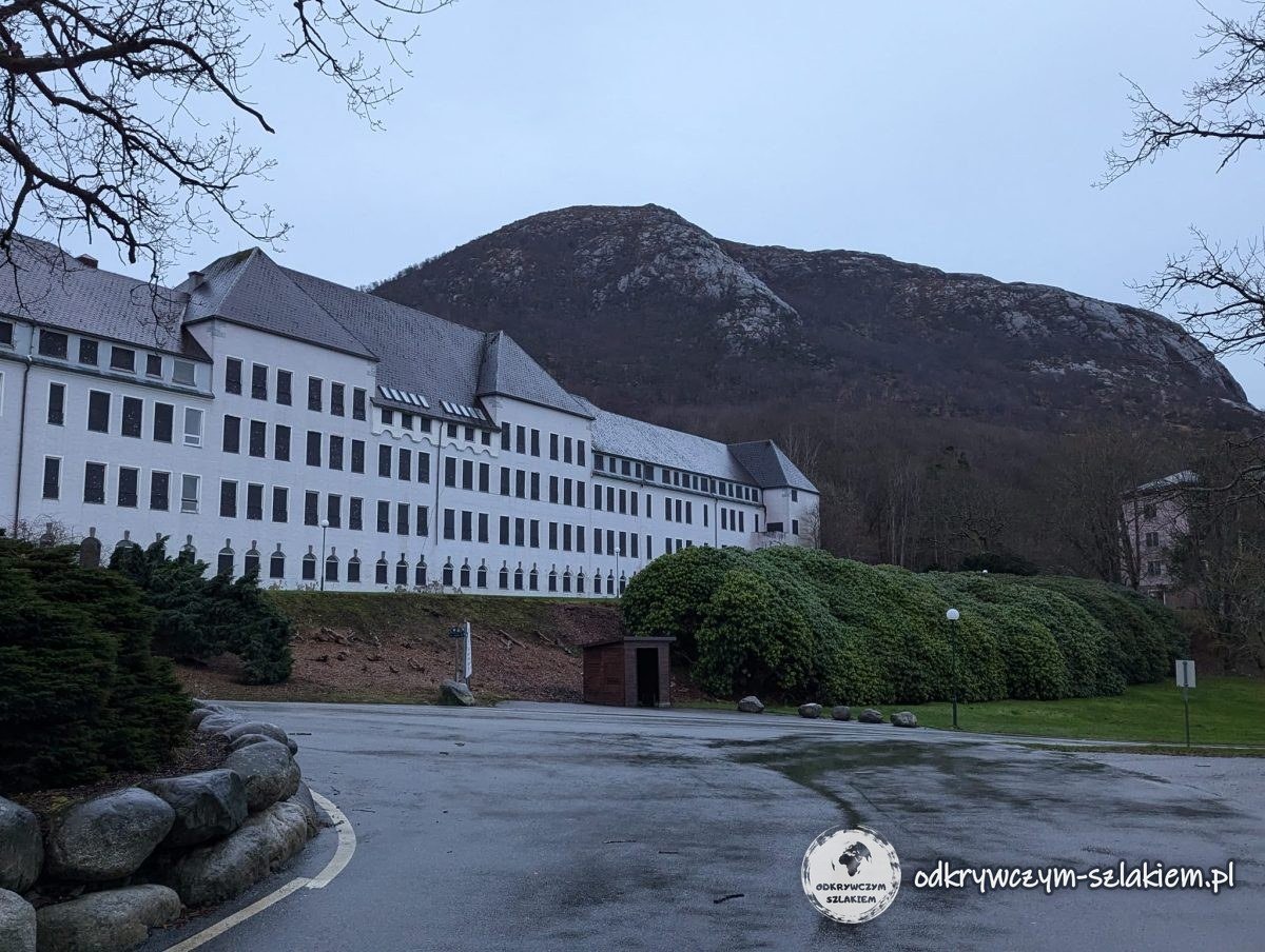 Dawny szpital psychiatryczny w Dale u stóp skalistej góry w grudniowy poranek