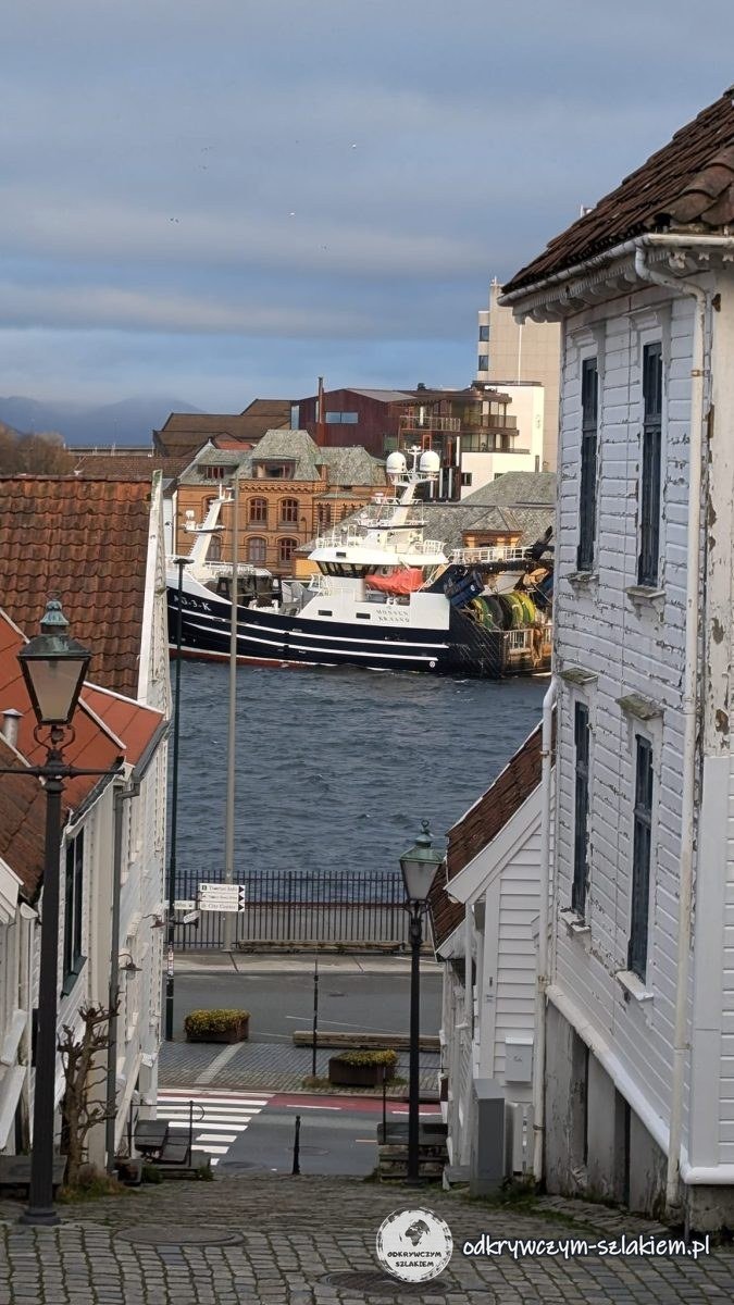 Widok z Gamle Stavanger między białymi domami na port i statki