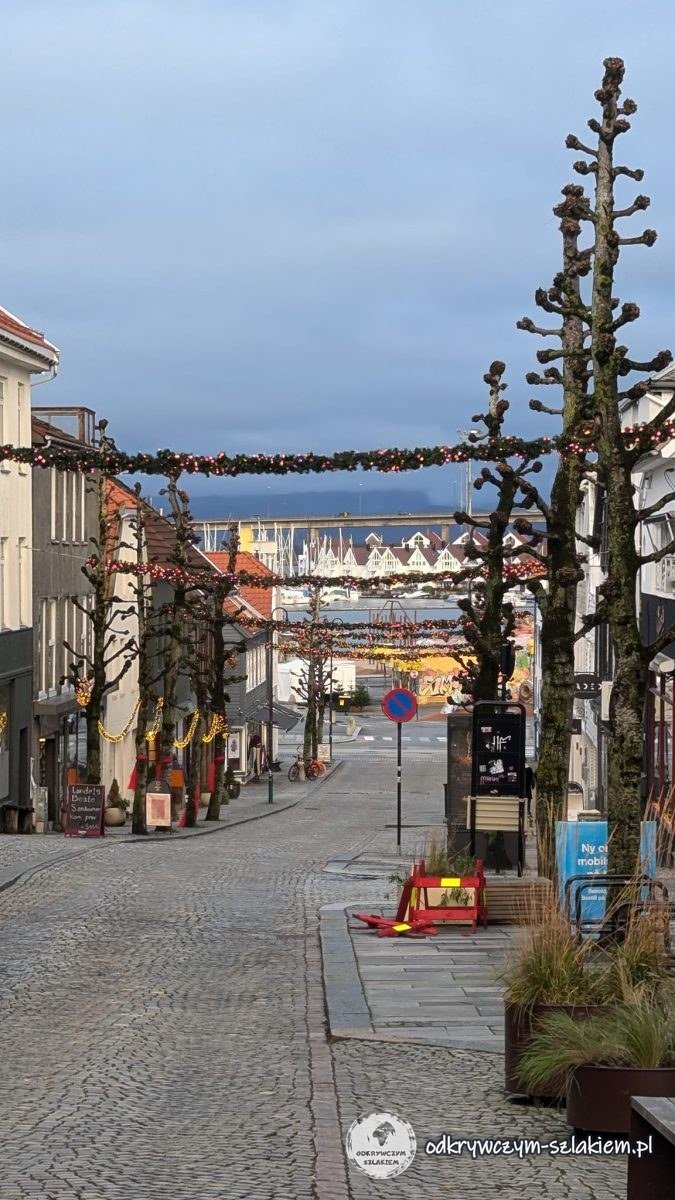 Świąteczne girlandy nad pustą brukowaną ulicą w centrum Stavanger