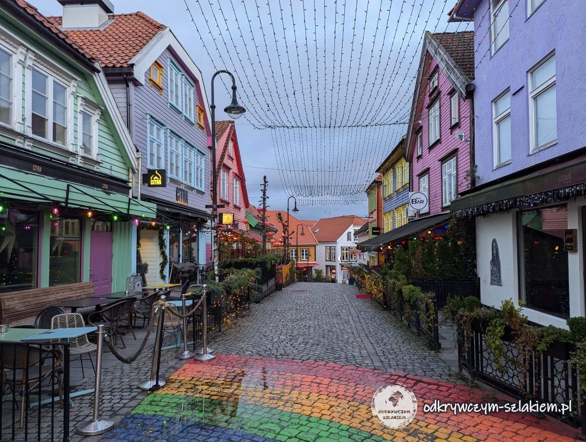 Świąteczne lampki nad kolorową ulicą Øvre Holmegate w centrum Stavanger w grudniu