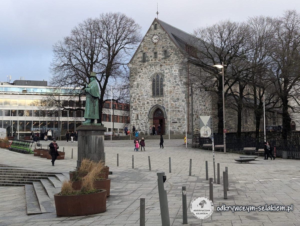 Katedra w Stavanger i pomnik Alexandra Kiellanda na placu Torget